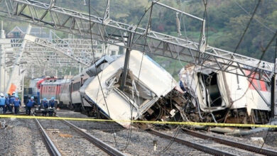 صورة إصابة 30 شخصًا جراء خروج قطار عن مساره في وسط سول