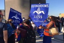 صورة قمة المناخ| بأعلام زرقاء.. متظاهرون يطالبون بالدفع مقابل «الخسائر والأضرار» تحقيقا للعدالة المناخية|فيديو وصور