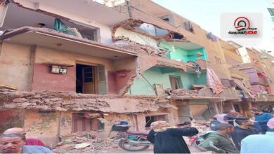صورة فريق من النيابة الإدارية يجري معاينة لموقع انهيار عقار إمبابة | صور