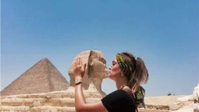صورة سائحة امريكية تدعو العالم لزيارة مصر بطريقتها الخاصة