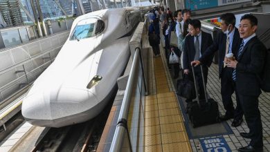 صورة قطار فائق السرعة في اليابان «يشلُّه» ثعبان حيرة حول كيفية تسلُّله والحقائب لم تُفتَّش